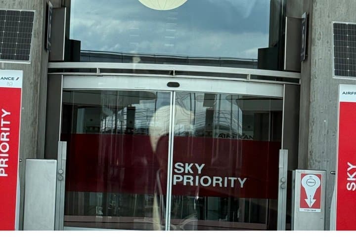Private Transfer between Paris and CDG or Orly Airport