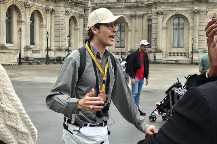 Paris Private First-Timers Tour: Iconic Landmarks & Crêpes