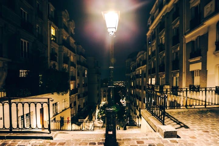 Paris: Montmartre Crime and Food Tasting Walking Tour