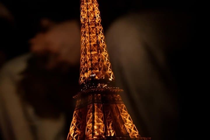 Private tour 1h30 pink limousine Paris by night with champagne