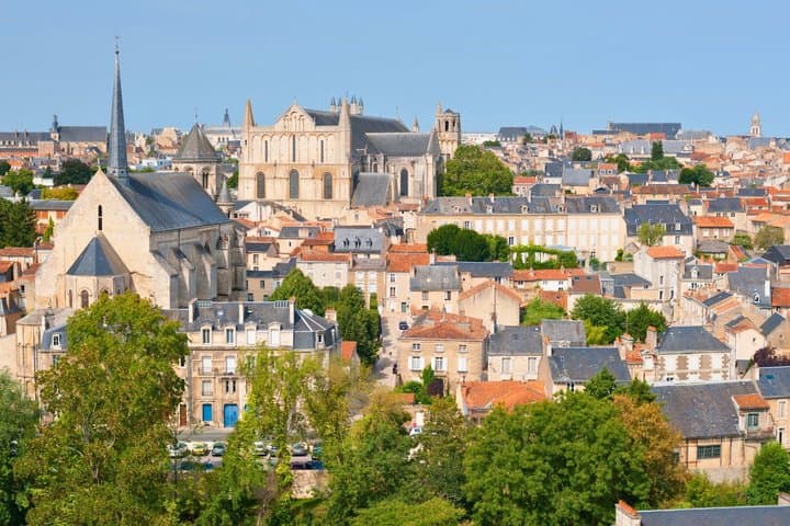 TOP Poitiers : Private Guided Tour with your mobile