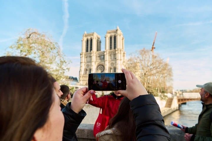 Île de la Cité Guided Tour & Audio-Guided Visit of Notre-Dame