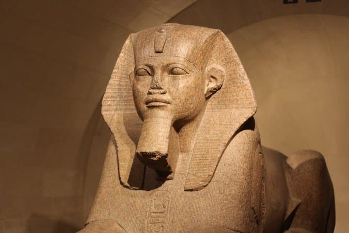 Mona Lisa and Treasures: Louvre Museum Experience 6-people Max
