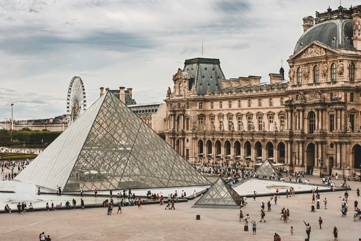Paris Center Walking Tour with French Pastry