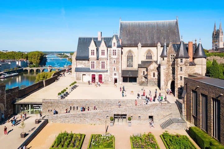 Hello Angers: Private 2 Hour Intro City Walk with Local Guide