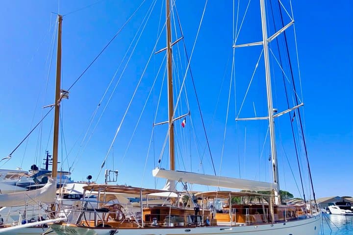 Cheap and Pro Van Transportation to Saint Tropez