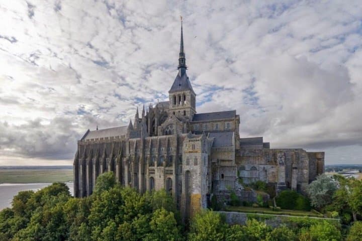 Mont Saint Michel Private Guided Tour with Abbey Entry