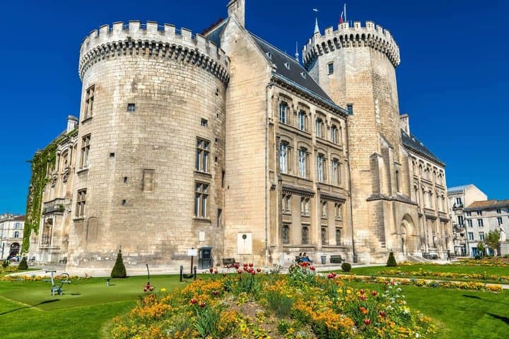 Hello Angouleme: Private 2-Hour Intro City Walk with Local Guide