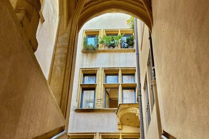 Lyon: Private Pastry Tour Through Old Town and Traboules