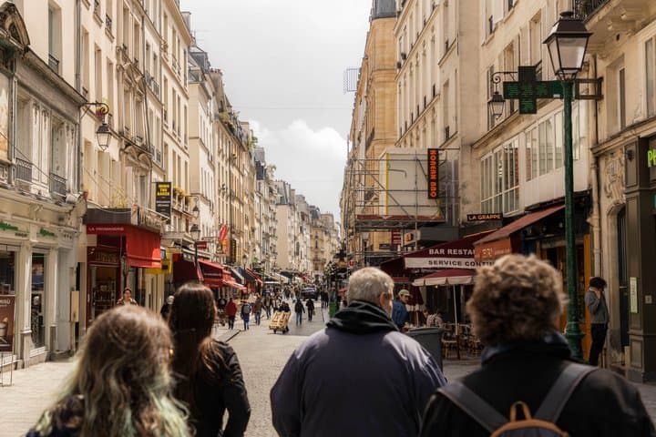 2 Hour Express Paris Centre Food Tour with 4 Tastings & Fine Wine