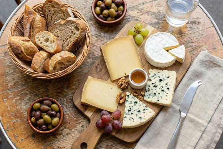 Paris: Eiffel Tower Food Tour with 7 Tastings at Local Shops