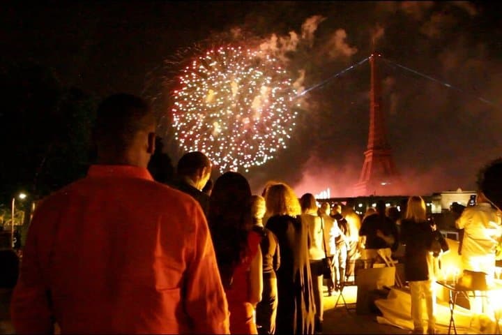 Dinner cruise, Eiffel Tower fireworks and live music