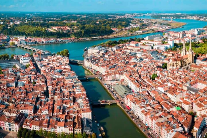 TOP Bayonne : Private Guided Tour with your mobile