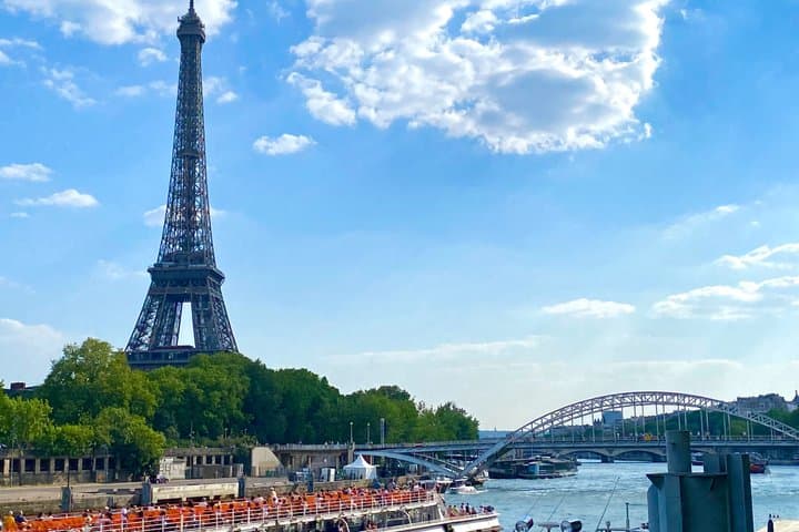 Private Paris Car City Tour with Main Landmarks Photos Stops