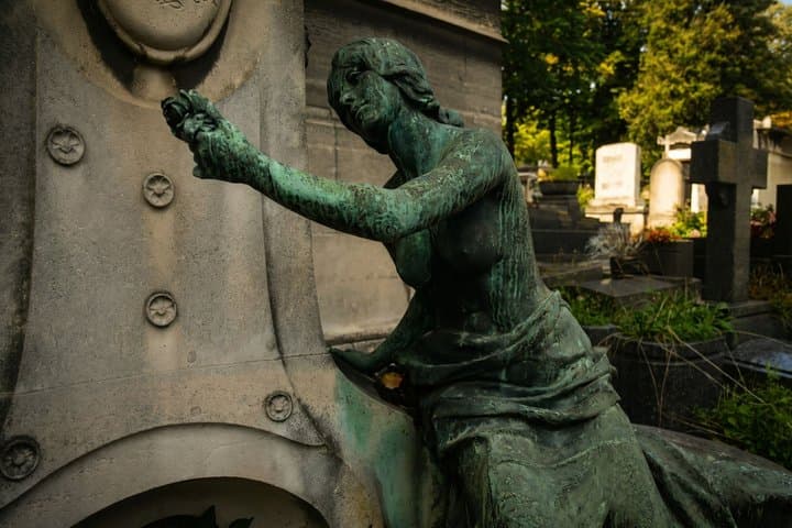 Paris: Celebrity Graves Tour – Montparnasse & Père Lachaise