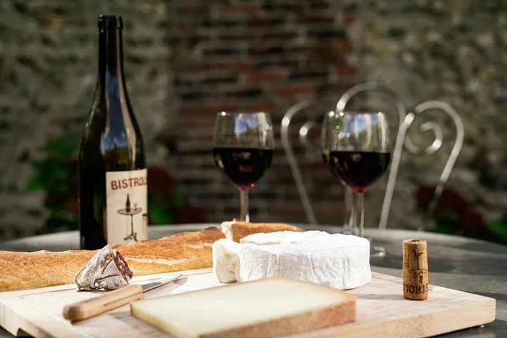 :Montmartre Semi-Private Walking Tour with Wine & Cheese Tasting