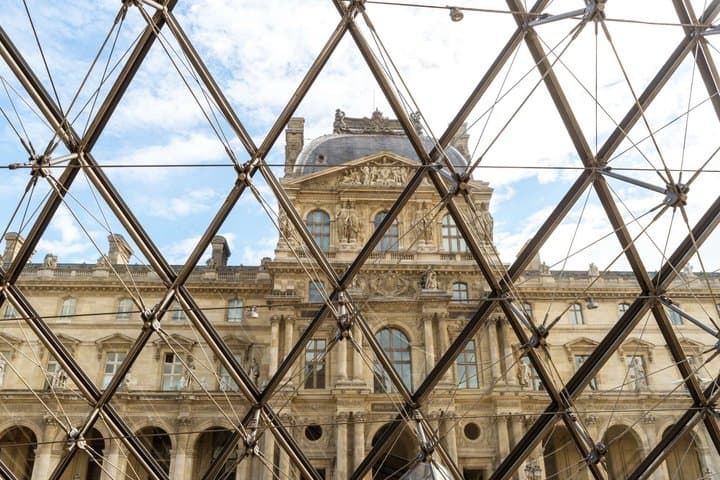 Louvre Museum 1H Express Guided Tour