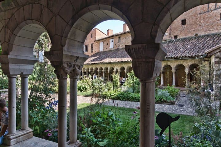 From Cathars to Kings: Albi and Cordes-sur-Ciel Day Trip