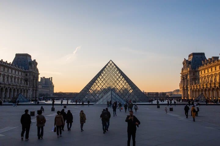 Louvre Museum Private Guided Tour with 6 Guests Max