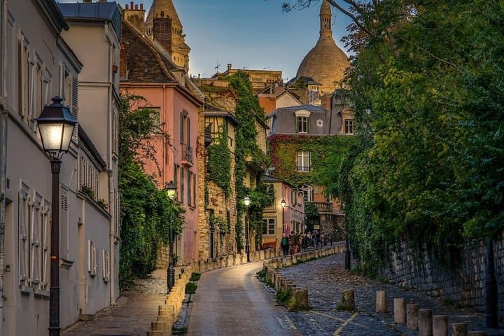 Private Early Morning Montmartre Experience with French Breakfast