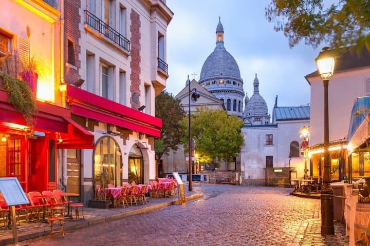 Paris Montmartre Scavenger Hunt and Self Guided Walking Tour