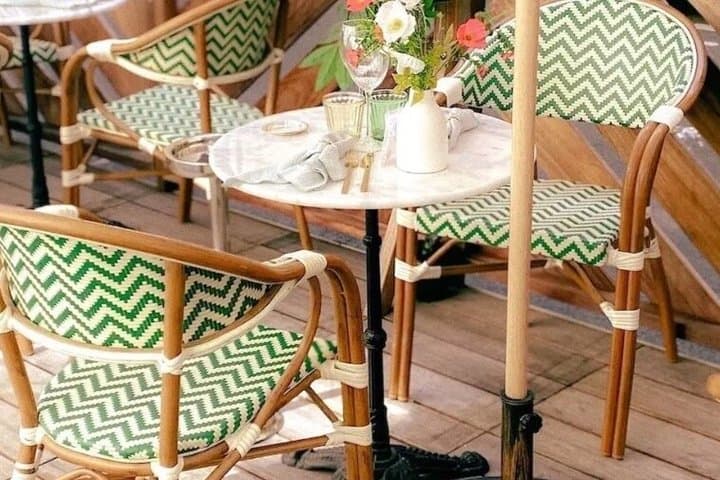 Romantic Terrace Experience and Gift near Parc Monceau