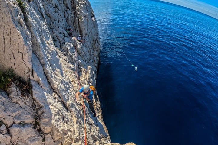 Discovery Climbing Large Routes in the Calanques of Marseille