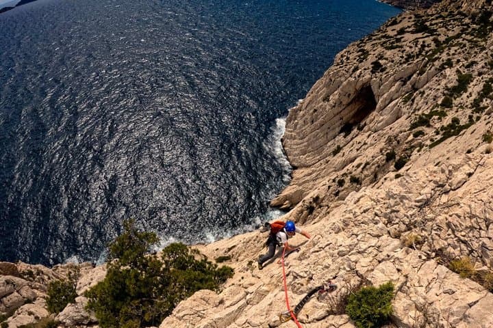 Discovery Climbing Large Routes in the Calanques of Marseille