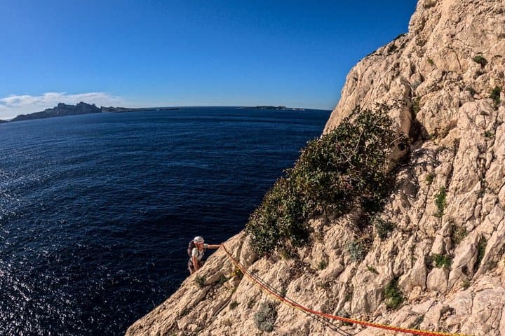 Discovery Climbing Large Routes in the Calanques of Marseille