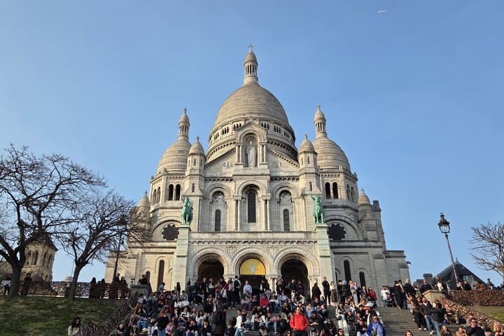 Private Paris Taxi Tour with an Interpreter Guide