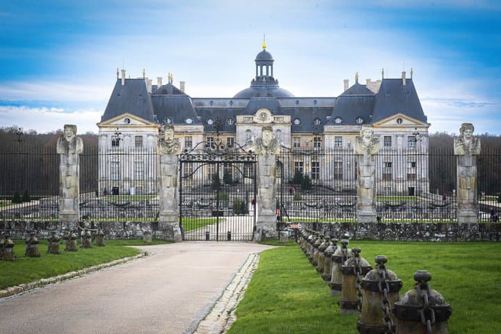 Fontainebleau and Vaux le Vicomte Tour from Paris