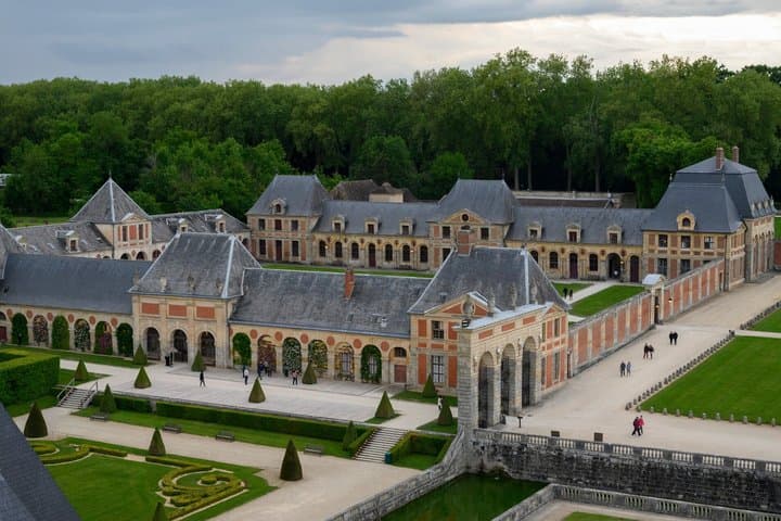 Fontainebleau and Vaux le Vicomte Tour from Paris