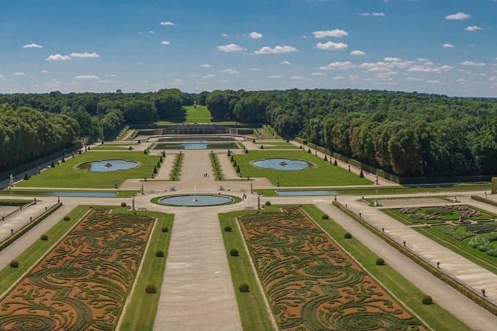 Fontainebleau and Vaux le Vicomte Tour from Paris