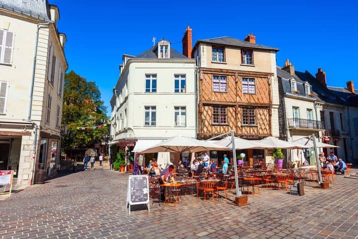 Hello Saumur: Private 2-Hour Intro City Walk with Local Guide