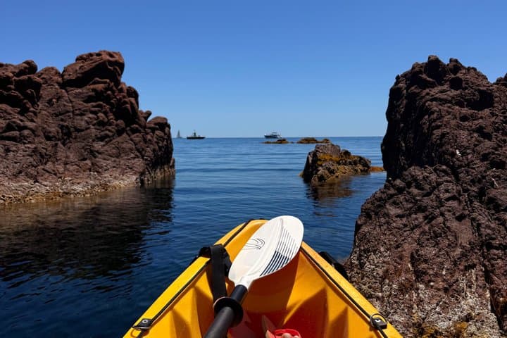 Saint-Raphaël: Guided Kayak Tour of the Esterel Calanques