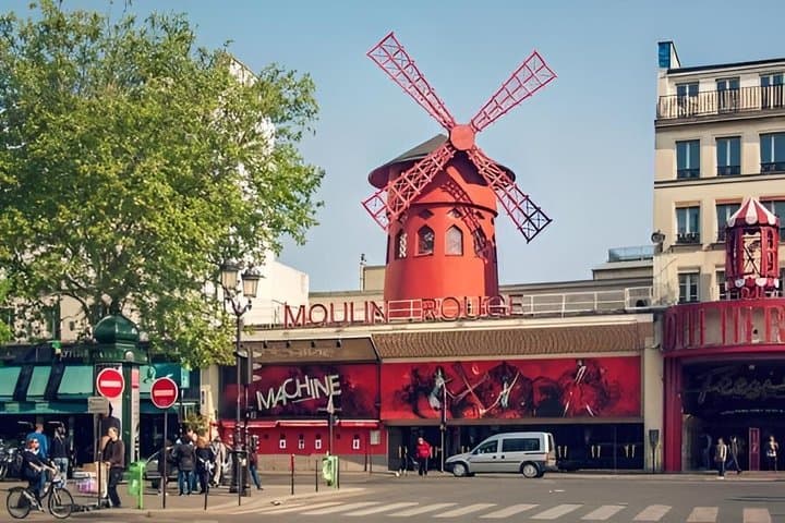 Paris Guided Tour with 15 Attractions