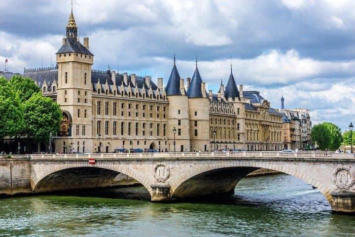 Paris Guided Tour with 15 Attractions