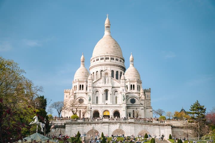 Montmartre Self Guided Tour of Scandal and Art