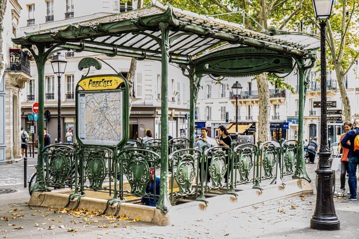 Montmartre Self Guided Tour of Scandal and Art