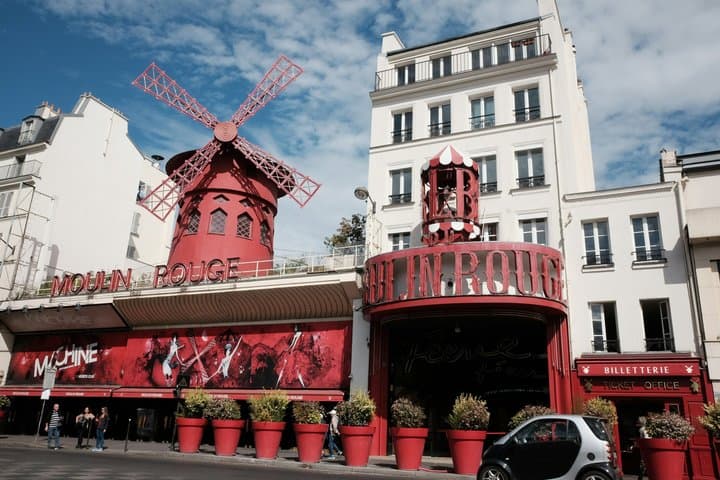 Montmartre Self Guided Tour of Scandal and Art