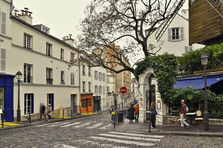 Montmartre Self Guided Tour of Scandal and Art