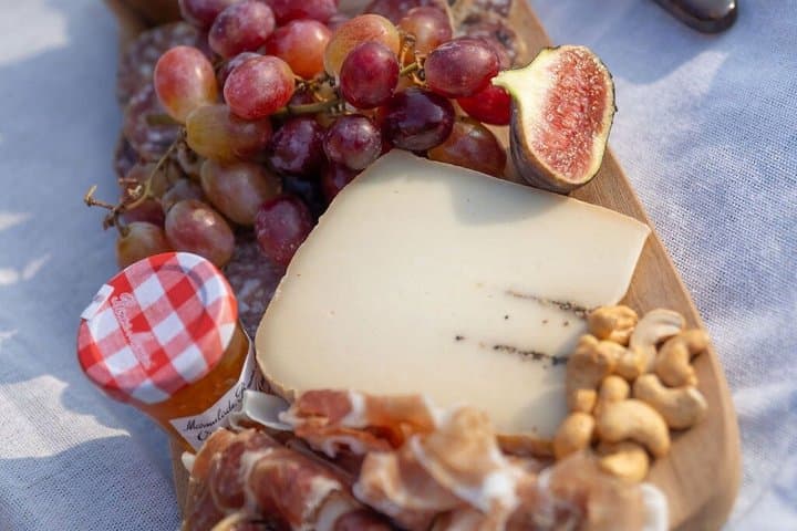 Luxurious French Picnic Experience in Paris