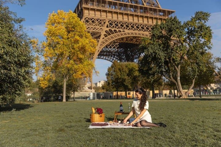 Luxurious French Picnic Experience in Paris