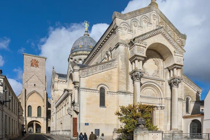 Essential Self Guided Walking Tour with Audio Guide and Quiz