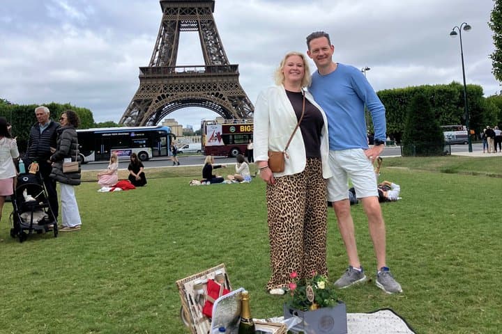 Romantic Paris Picnic Experience for Couples