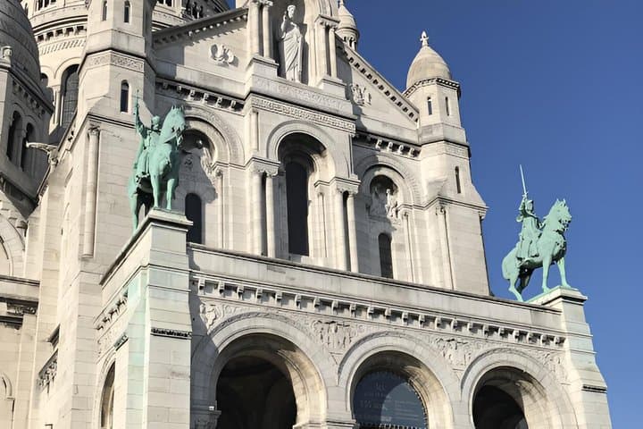 Paris Montmartre Self-Guided Walking Tour and Scavenger Hunt