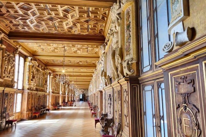 Château de Fontainebleau and Gardens Guided Day Trip from Paris