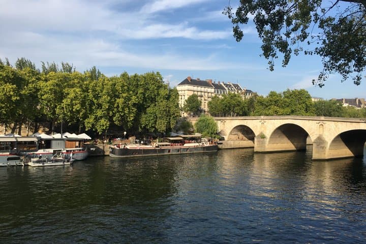 Paris Le Marais Self Guided Walking Tour & Scavenger Hunt