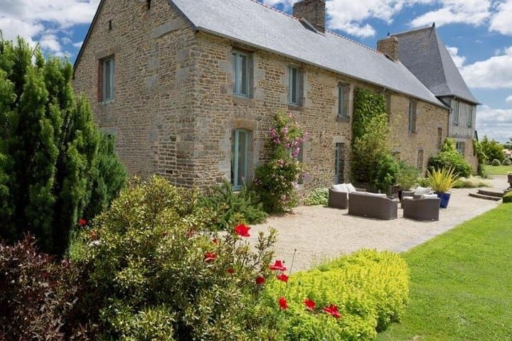 Caen or Bayeux : Mont Saint-Michel Tour by Vintage Range Rover