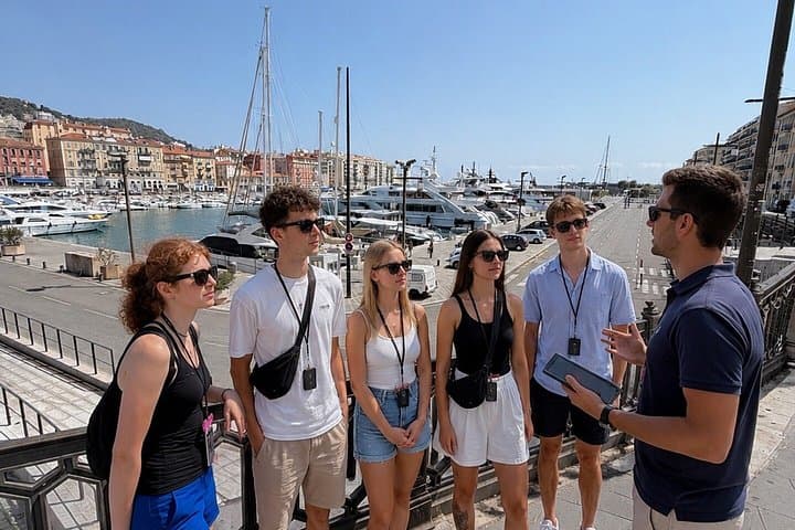 Nice guided tour in historical virtual reality